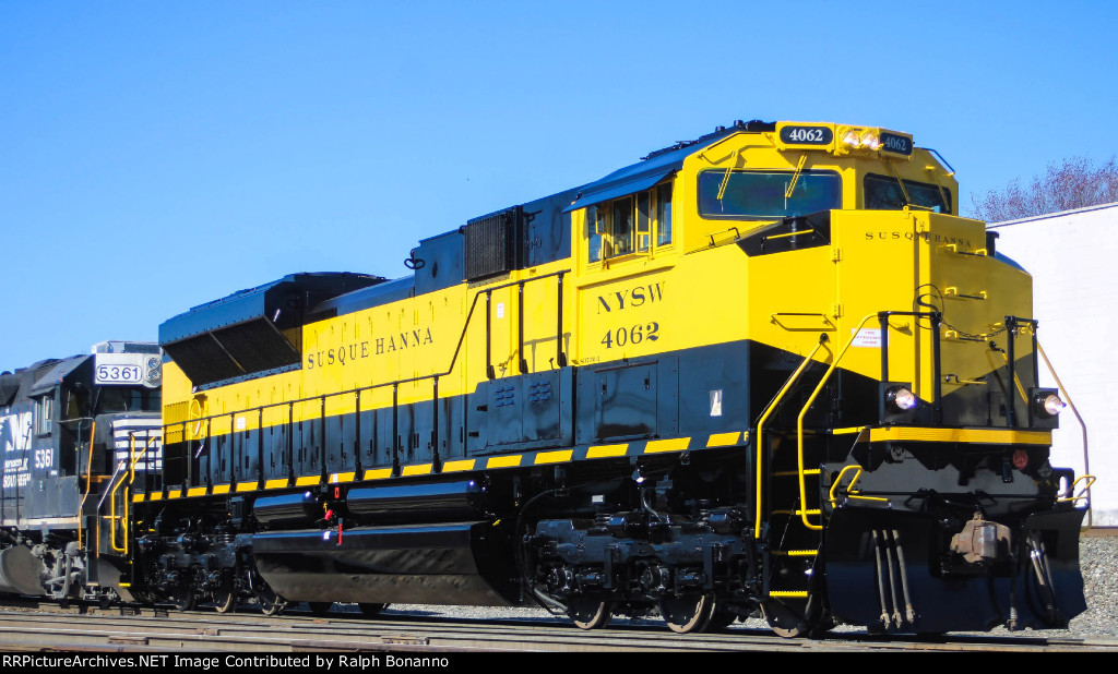 Nicely lit and posed SD70M-2 4062 on its maiden run after repainting. At Mt Vernon St